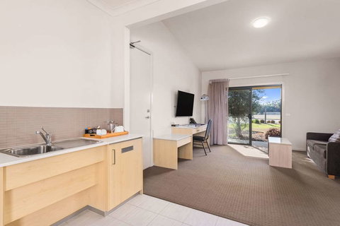Quality Suites Point Cook Seasons 5 - Lightning Ridge Tourism 16