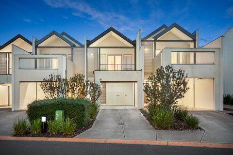 Quest Sanctuary Lakes - Lightning Ridge Tourism 0