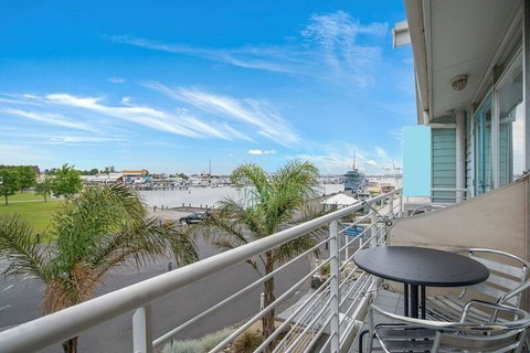 Williamstown Residences - Lightning Ridge Tourism 11