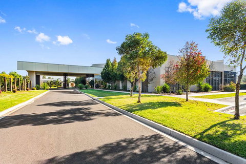 Quality Suites Point Cook Seasons 5 - Lightning Ridge Tourism 4