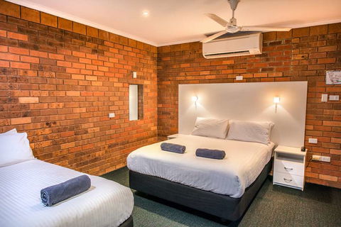 Contour Hotel - Lightning Ridge Tourism 9