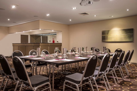 Crowne Plaza Canberra - Lightning Ridge Tourism 10