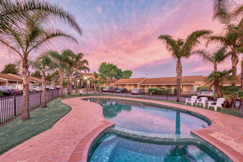 Best Western Airport Motel & Conv Ctr - Lightning Ridge Tourism 4