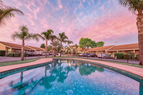 Best Western Airport Motel & Conv Ctr - Lightning Ridge Tourism 7