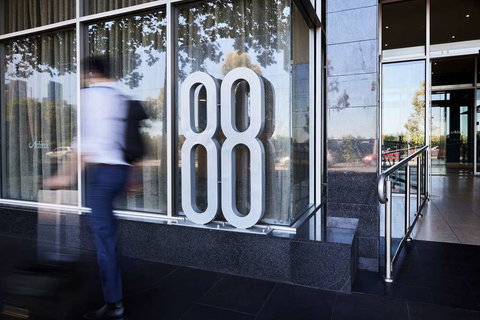 Adina Apartment Hotel on Flinders Street - Lightning Ridge Tourism 0