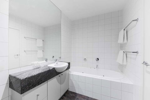 Adina Apartment Hotel on Flinders Street - Lightning Ridge Tourism 9