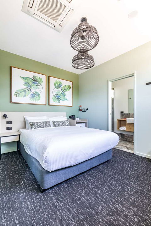 Nightcap at Commercial Hotel - Lightning Ridge Tourism 0