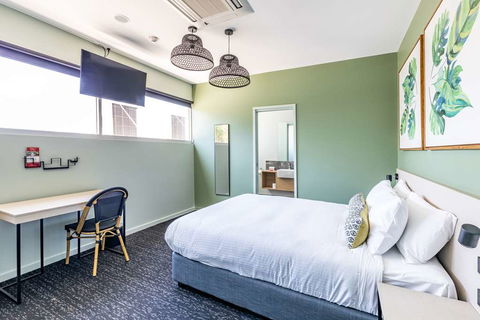 Nightcap at Commercial Hotel - Lightning Ridge Tourism 1