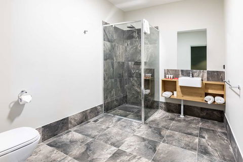 Nightcap at Commercial Hotel - Lightning Ridge Tourism 2