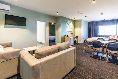 Nightcap at Commercial Hotel - Lightning Ridge Tourism 4