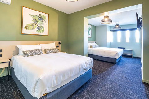 Nightcap at Commercial Hotel - Lightning Ridge Tourism 5