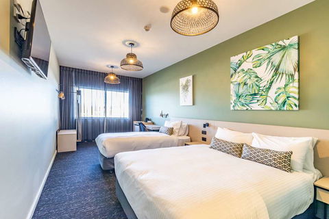 Nightcap at Commercial Hotel - Lightning Ridge Tourism 7