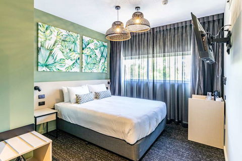 Nightcap at Commercial Hotel - Lightning Ridge Tourism 8