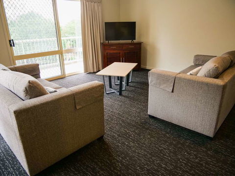 Nightcap at Hinterland Hotel - Lightning Ridge Tourism 1