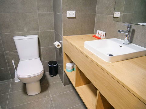 Nightcap at Hinterland Hotel - Lightning Ridge Tourism 7