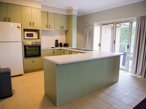 Nightcap at Hinterland Hotel - Lightning Ridge Tourism 10