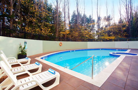 Crowne Plaza Canberra - Lightning Ridge Tourism 7