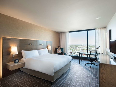 Pan Pacific Melbourne - Lightning Ridge Tourism 6