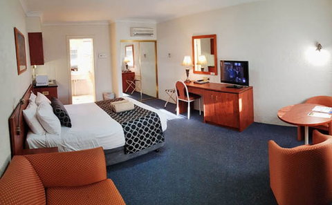 Amber Court Motor Inn - Lightning Ridge Tourism 1