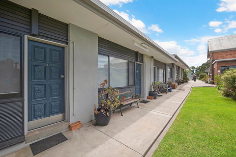 Hamilton Lakeside Motel - Lightning Ridge Tourism 0