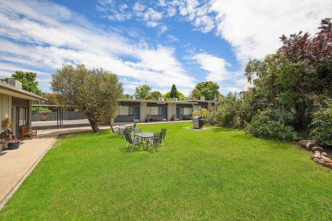 Hamilton Lakeside Motel - Lightning Ridge Tourism 1