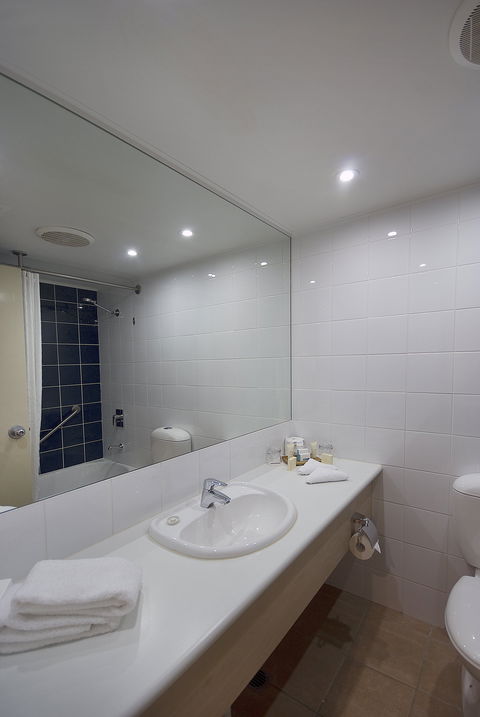 Outback Hotel & Lodge - Lightning Ridge Tourism 3