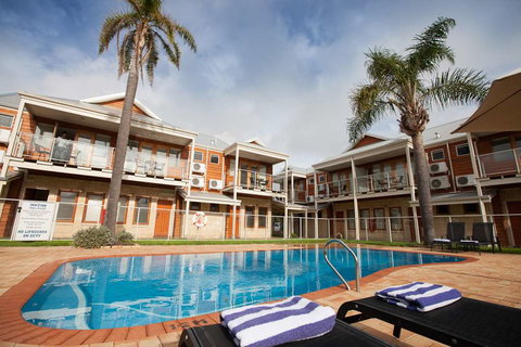Royal Palms Resort by Nightcap - Lightning Ridge Tourism 7