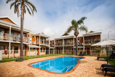 Royal Palms Resort by Nightcap - Lightning Ridge Tourism 8