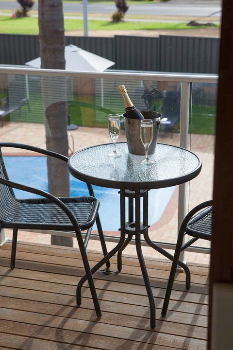 Royal Palms Resort by Nightcap - Lightning Ridge Tourism 16