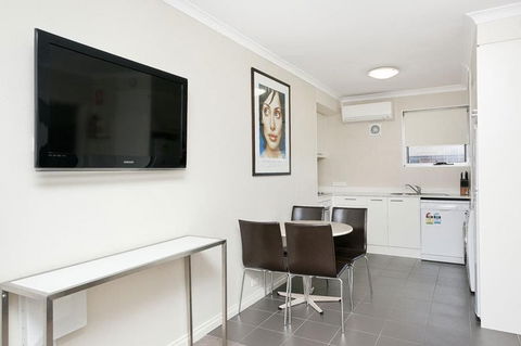 Forrest Hotel & Apartments - Lightning Ridge Tourism 2