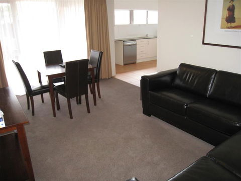 Forrest Hotel & Apartments - Lightning Ridge Tourism 3
