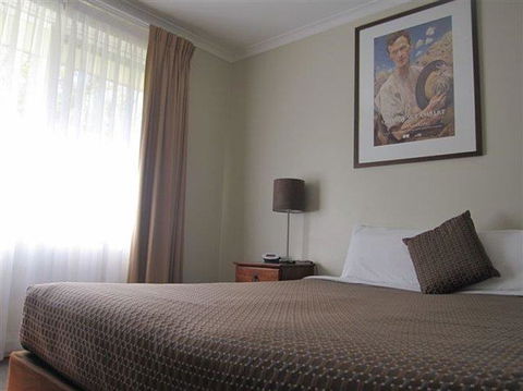 Forrest Hotel & Apartments - Lightning Ridge Tourism 7