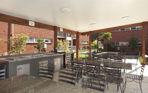 Forrest Hotel & Apartments - Lightning Ridge Tourism 8