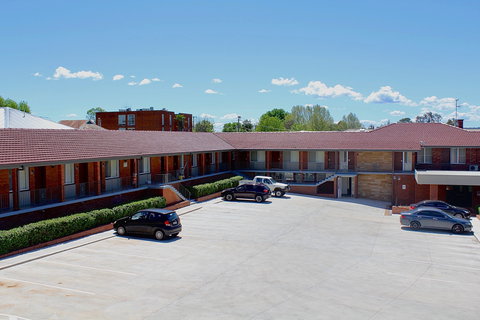 Governor Macquarie Motor Inn - Lightning Ridge Tourism 3