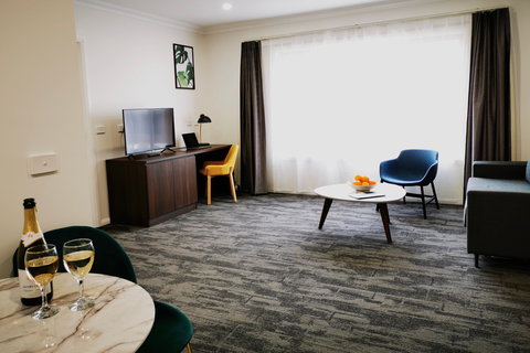 Governor Macquarie Motor Inn - Lightning Ridge Tourism 5