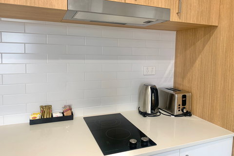 Governor Macquarie Motor Inn - Lightning Ridge Tourism 7