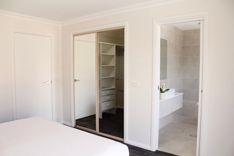 Governor Macquarie Motor Inn - Lightning Ridge Tourism 13