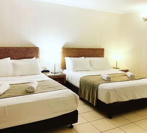 Pine Tree Motel - Lightning Ridge Tourism 1