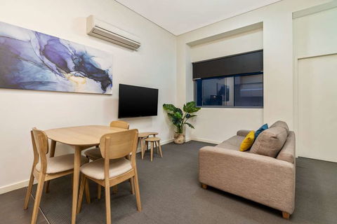 Terminus Apartment Hotel, Ascend Coll - Lightning Ridge Tourism 2
