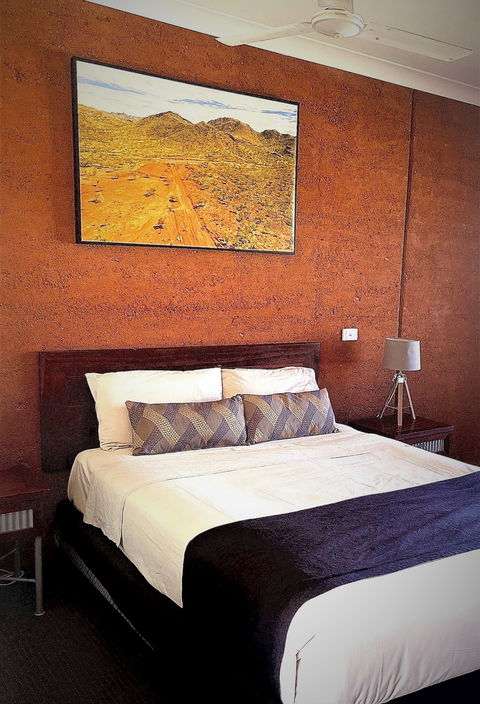 Gidgee Inn - Lightning Ridge Tourism 1