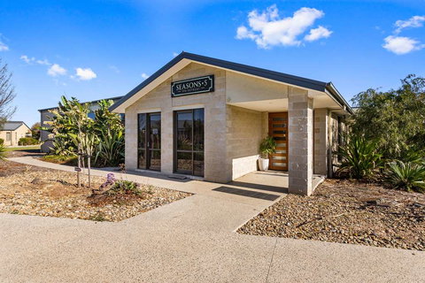 Quality Suites Point Cook Seasons 5 - Lightning Ridge Tourism 1