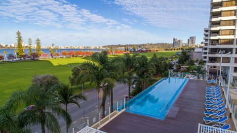 Crowne Plaza Perth - Lightning Ridge Tourism 0