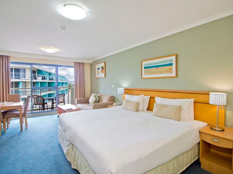 Oaks Waterfront Resort - Lightning Ridge Tourism 2