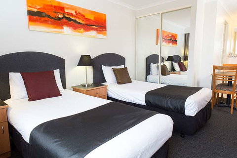 Alpha Hotel Canberra - Lightning Ridge Tourism 1