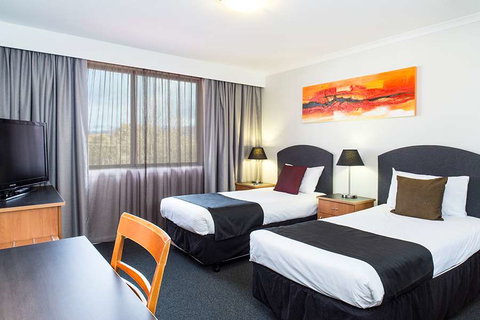 Alpha Hotel Canberra - Lightning Ridge Tourism 2