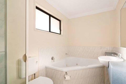 Econo Lodge Waterford - Lightning Ridge Tourism 11