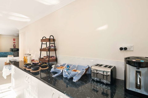 Econo Lodge Waterford - Lightning Ridge Tourism 15