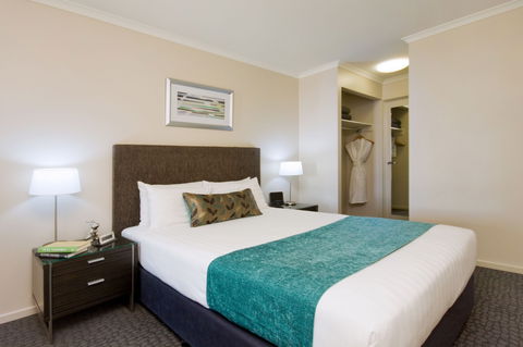 Pacific Suites Canberra - Lightning Ridge Tourism 4