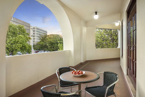 Quest Canberra - Lightning Ridge Tourism 7