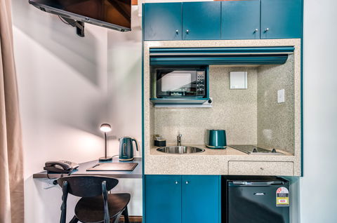 Palms City Resort - Lightning Ridge Tourism 9